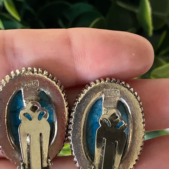 Vintage Roma Silver Tone Faux Turquois Clip On Earrings Signed 1.25” length - Picture 4 of 6